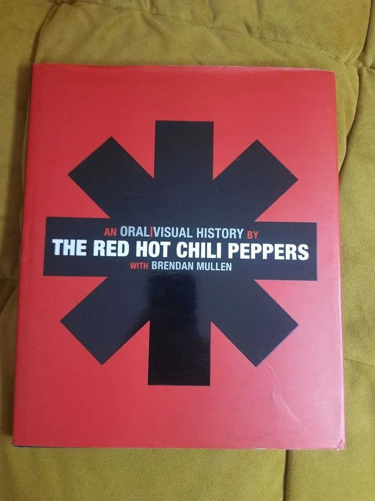 Обкладинка книги «офіційна автобіографічна книга-альбом гурту Red Hot Chili Peppers», Дніпро (1 з 2)