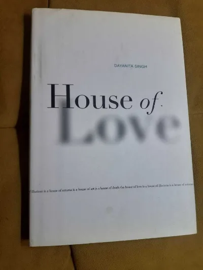 Обкладинка книги «House of Love», індійської художниці та фотографині Даяніти Сінґх (Dayanita Singh), Дніпро (1 з 2)